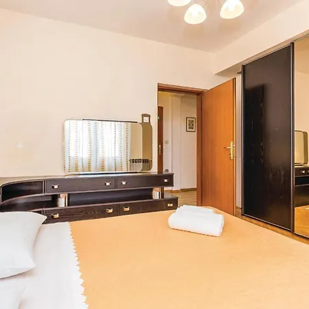 Lovely In With Kitchen Apartment *